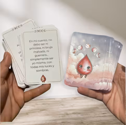 Manos sosteniendo las cartas didácticas e ilustradas del juego pedagógico Fuego Tabú